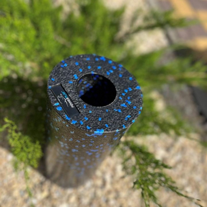 Масажний ролик (роллер) гладкий PowerPlay PP-4347 EPP Foam Roller Чорно/Синій (33x14см.) - Зображення 5