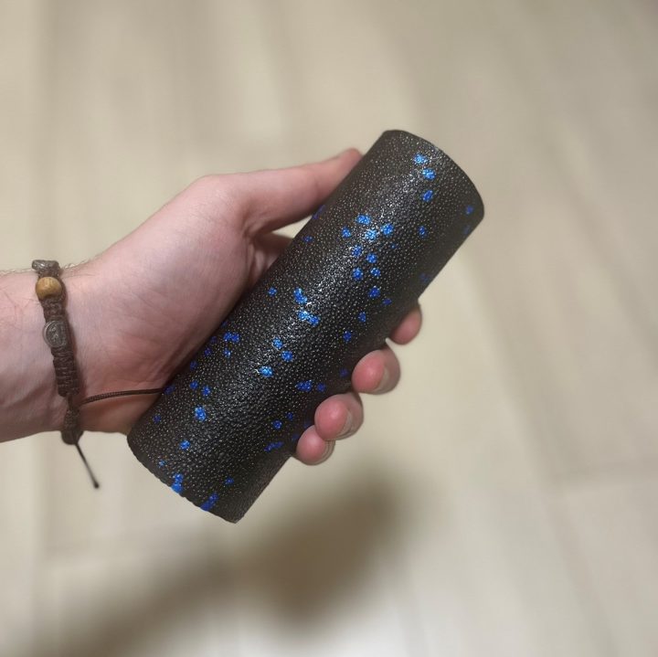 Масажний ролик (роллер) гладкий PowerPlay PP-4346 Mini EPP Foam Roller Чорно/Синій (15x5,3см.) - Зображення 5