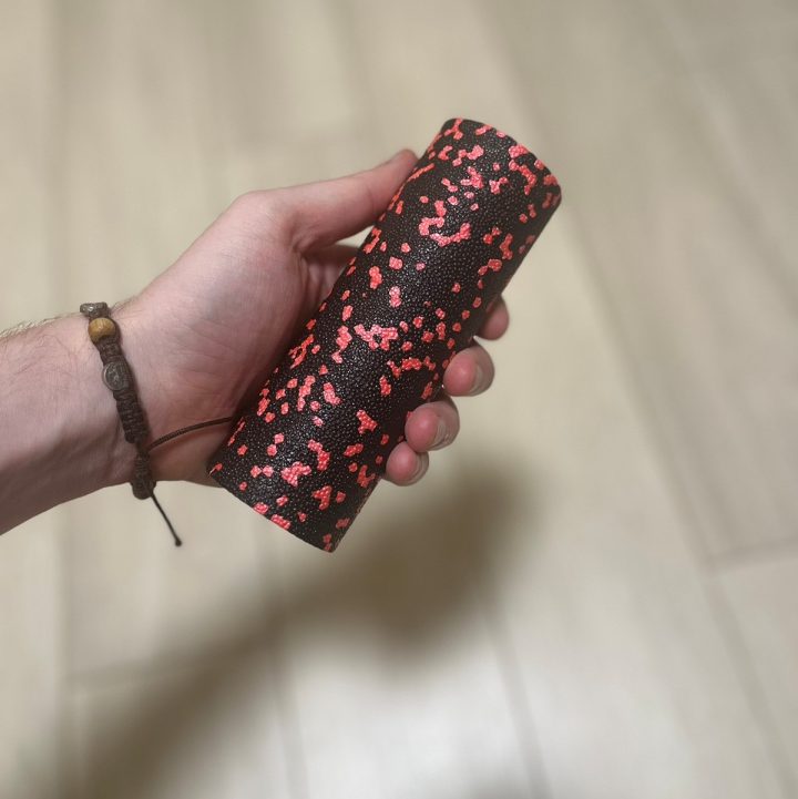 Масажний ролик (роллер) гладкий PowerPlay PP-4346 Mini EPP Foam Roller Чорно/Червоний (15x5,3см.) - Зображення 5