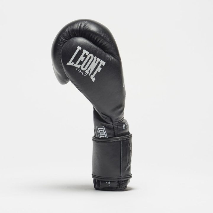 Боксерські рукавиці Leone GN111 THE GREATEST Black 18 унцій (бинти 4 м. в комплекті) - Зображення 4
